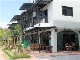 Dueanphen Guesthouse And Cafe Phuket Exterior photo